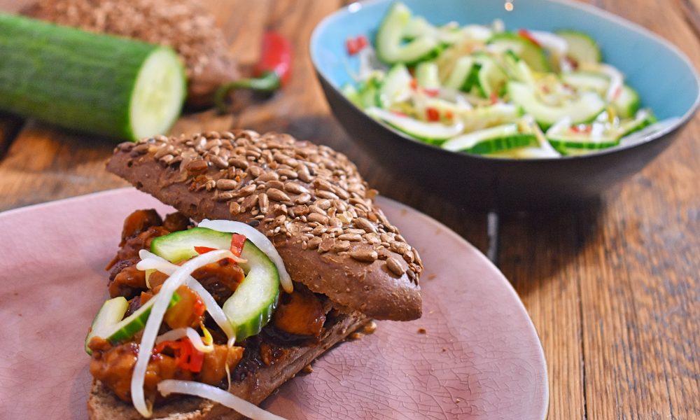 Pulled Hähnchen mit einer würzigen Sauce und frischem Peper‑und‑Essiggemüse
