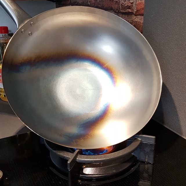 Pfanne aus Stahlblech einbrennen