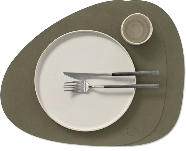 LIND DNA Tischsets Nupo - Leder - Armeegrün - Curved - 44 x 37 cm - 2 Stück