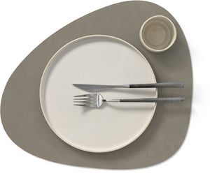 LIND DNA Tischsets Nupo - Leder - Flintgrau - Curved - 44 x 37 cm - 2 Stück