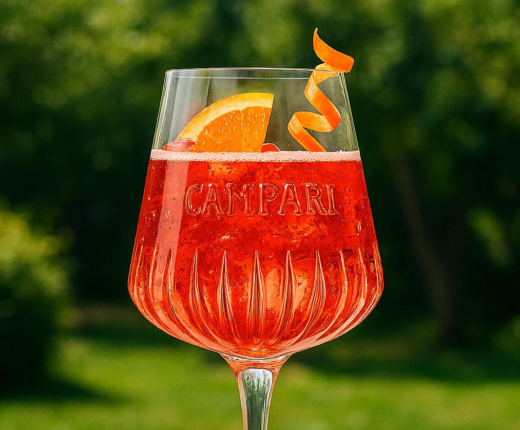 Die perfekte Mischung aus zwei italienischen Spirituosen, Campari und Wermut, und Sodawasser