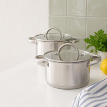 Cookinglife Topfset Edelstahl 4-teilig: zwei Kochtöpfe mit Glasdeckel auf einer weißen Arbeitsplatte