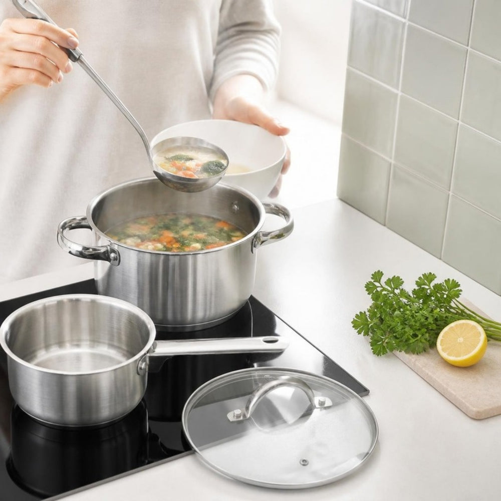 Suppe aus dem Cookinglife Edelstahl-Kochtopf auf Induktion schöpfen, mit Stieltopf und Glasdeckel