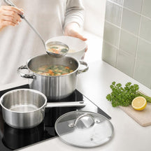 Suppe aus dem Cookinglife Edelstahl-Kochtopf auf Induktion schöpfen, mit Stieltopf und Glasdeckel