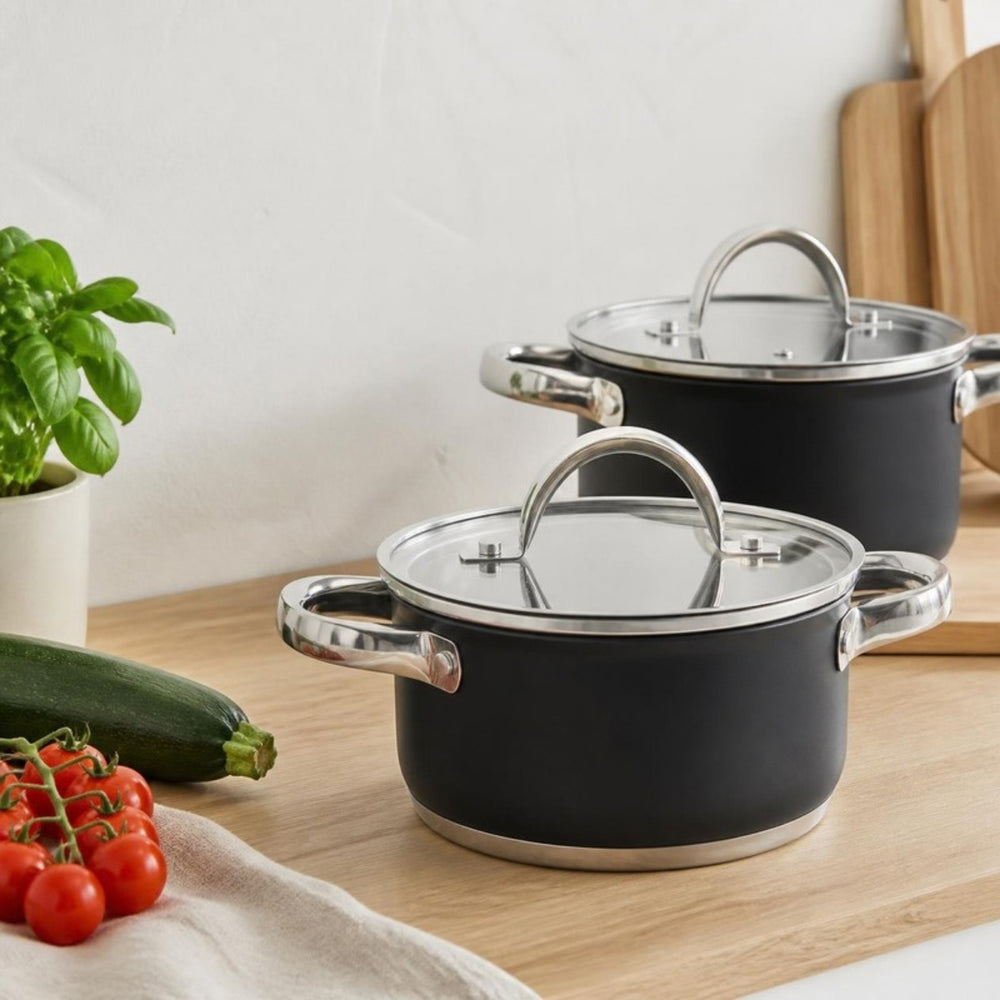 Cookinglife Topfset Schwarz 4-teilig: zwei mattschwarze Kochtöpfe mit Glasdeckel auf einer Eichen-Arbeitsplatte