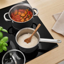 Cookinglife schwarzer Kochtopf mit Schmorgemüse und Stieltopf mit Reis auf Induktion, von oben