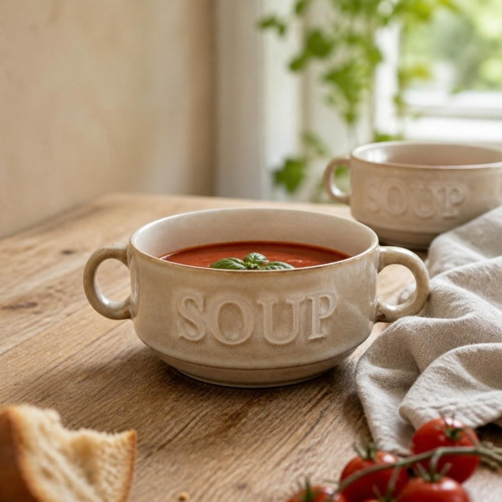 Crème soepkom Soup met tomatensoep op een houten tafel bij het raam