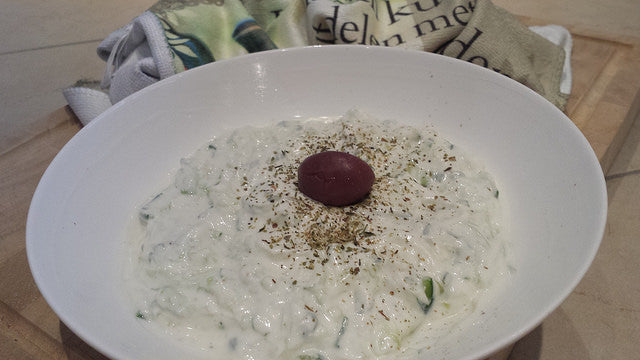 Cremig, knoblauchreich und erfrischend: so machst du Tzatziki, wie es sein soll