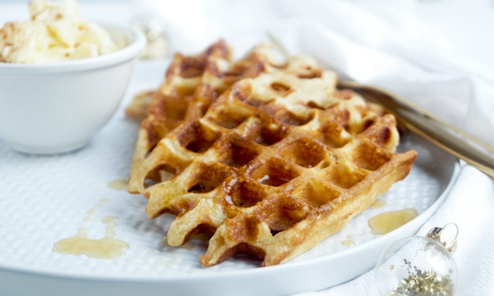 Würzige Waffeln mit einer cremigen Ahornsirup-Butter
