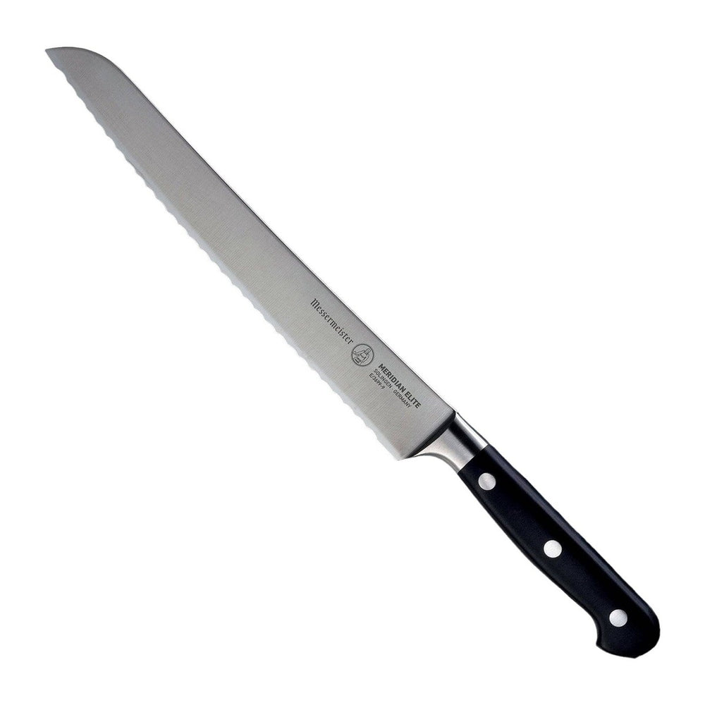 Messermeister Broodmes Meridian Elite 23 cm met zwart heft, vrijstaand op witte achtergrond