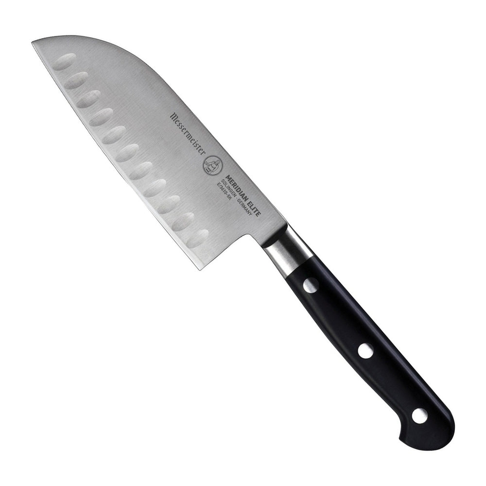 Messermeister Santokumes met Kuiltjes Meridian Elite 13 cm met zwart heft, vrijstaand op witte achtergrond