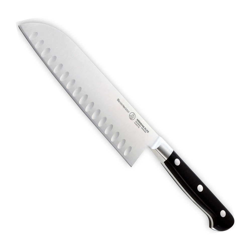 Messermeister Santokumes met Kuiltjes Meridian Elite 18 cm met zwart heft, vrijstaand op witte achtergrond