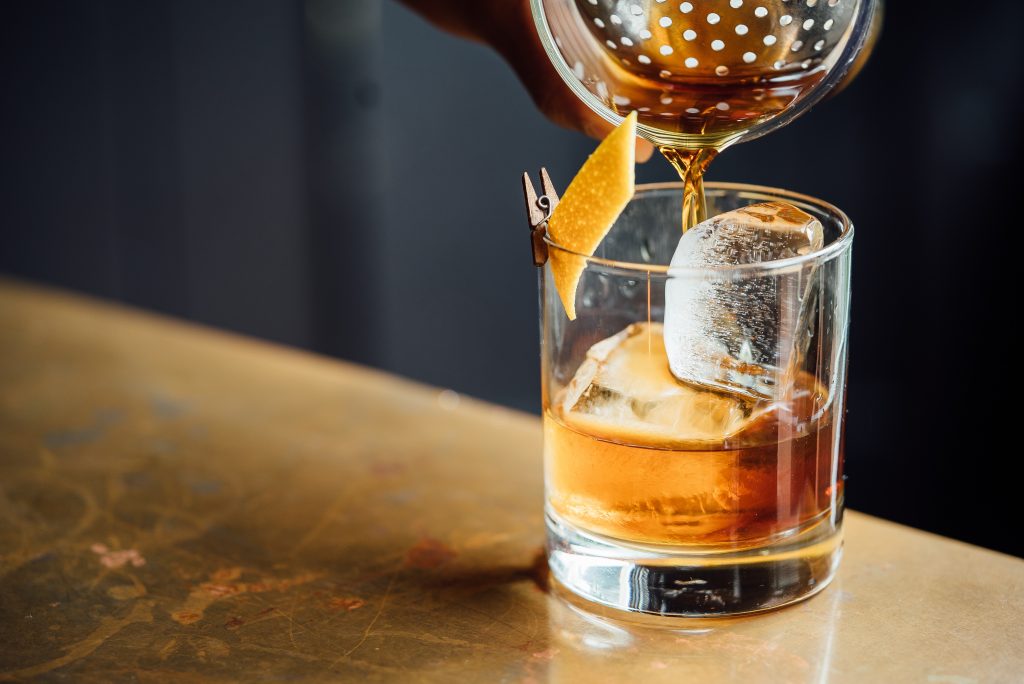 Ein klassischer Cocktail mit Whisky, Bitters und einem Hauch von Orange