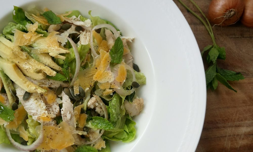 Frischer Sommersalat mit in Minztee pochiertem Hähnchen und cremiger Avocado