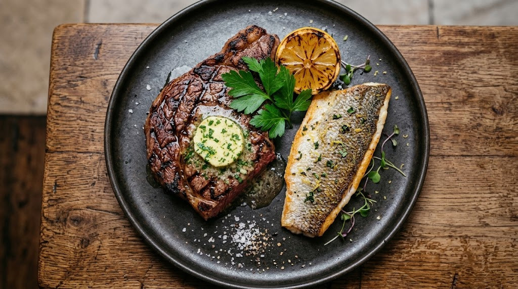 Luxuriöses Fisch-und-Fleisch-Duo auf einem Teller, mit knusprigen Grillstreifen und einer Zitronen-Kräuterbutter.