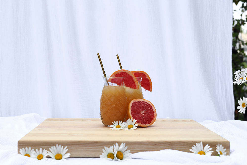 Twee tiki glazen gevuld met een cocktail.