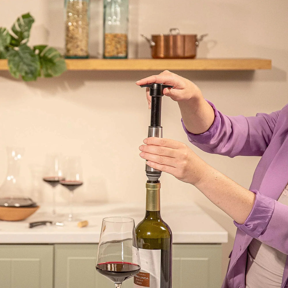 Vacu Vin Weinpumpe - mit 2 Weinverschlüssen - Wine Saver Edelstahl - Silber