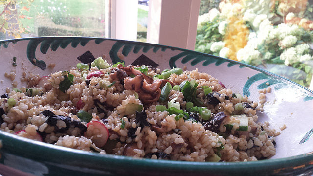 Eine bunte und nahrhafte vegane Sushi-Bowl mit Shiitake, Avocado und Nori