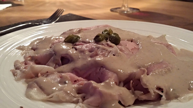 Eine klassische italienische Vorspeise mit zarter Kalbsfricandeau und cremiger Thunfischmayonnaise