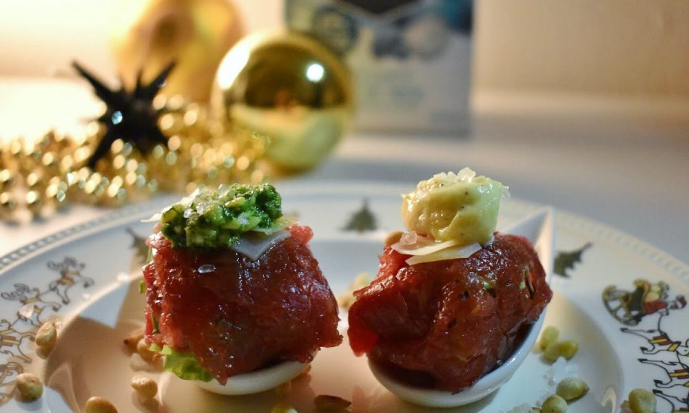 Eine elegante Amuse mit Carpaccio, Salat und Trüffelmayonnaise