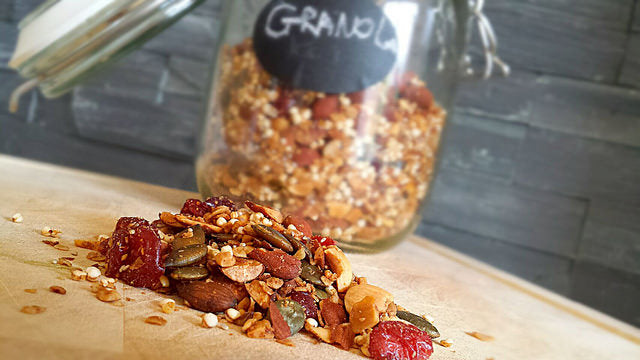 Knusprige zelfgemaakte Granola met noten, zaden en een vleugje kaneel