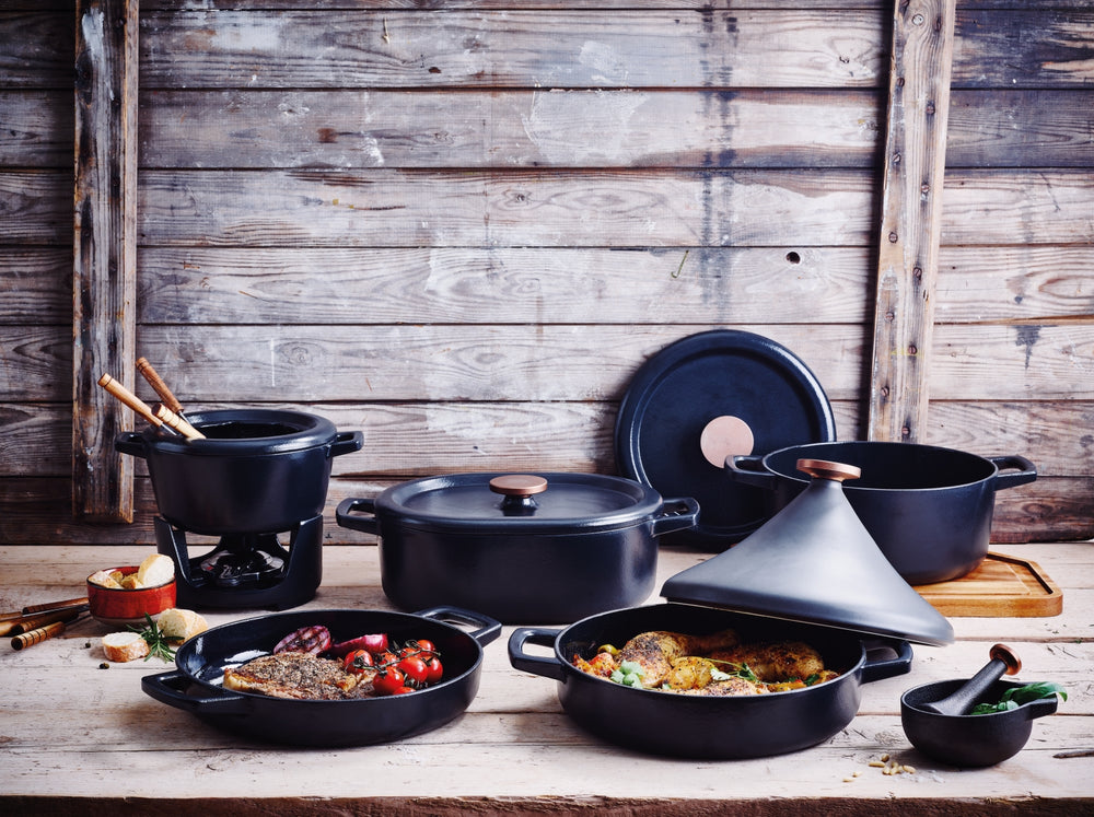 Alva Tagine - Nori - Gusseisen ø 28 cm - 3 Liter - emaillierte Antihaftbeschichtung + Gratis Ledergriffe