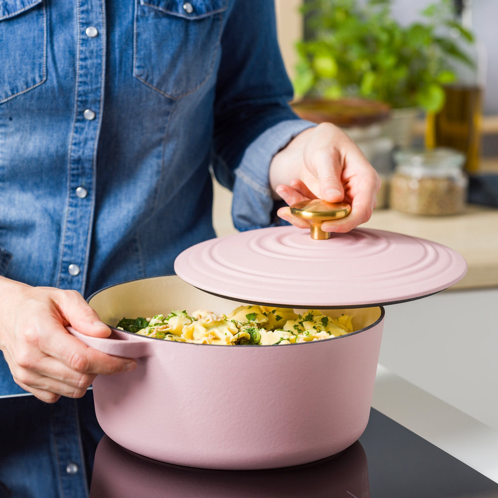 BK Braadpan Bourgogne Blush Pink Gietijzer ø 24 cm / 4.2 Liter - sfeerbeeld 3
