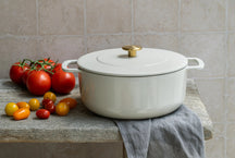 Combekk Braadpan met deksel Gietijzer Sand ø 24 cm / 3.8 Liter - sfeerbeeld 1