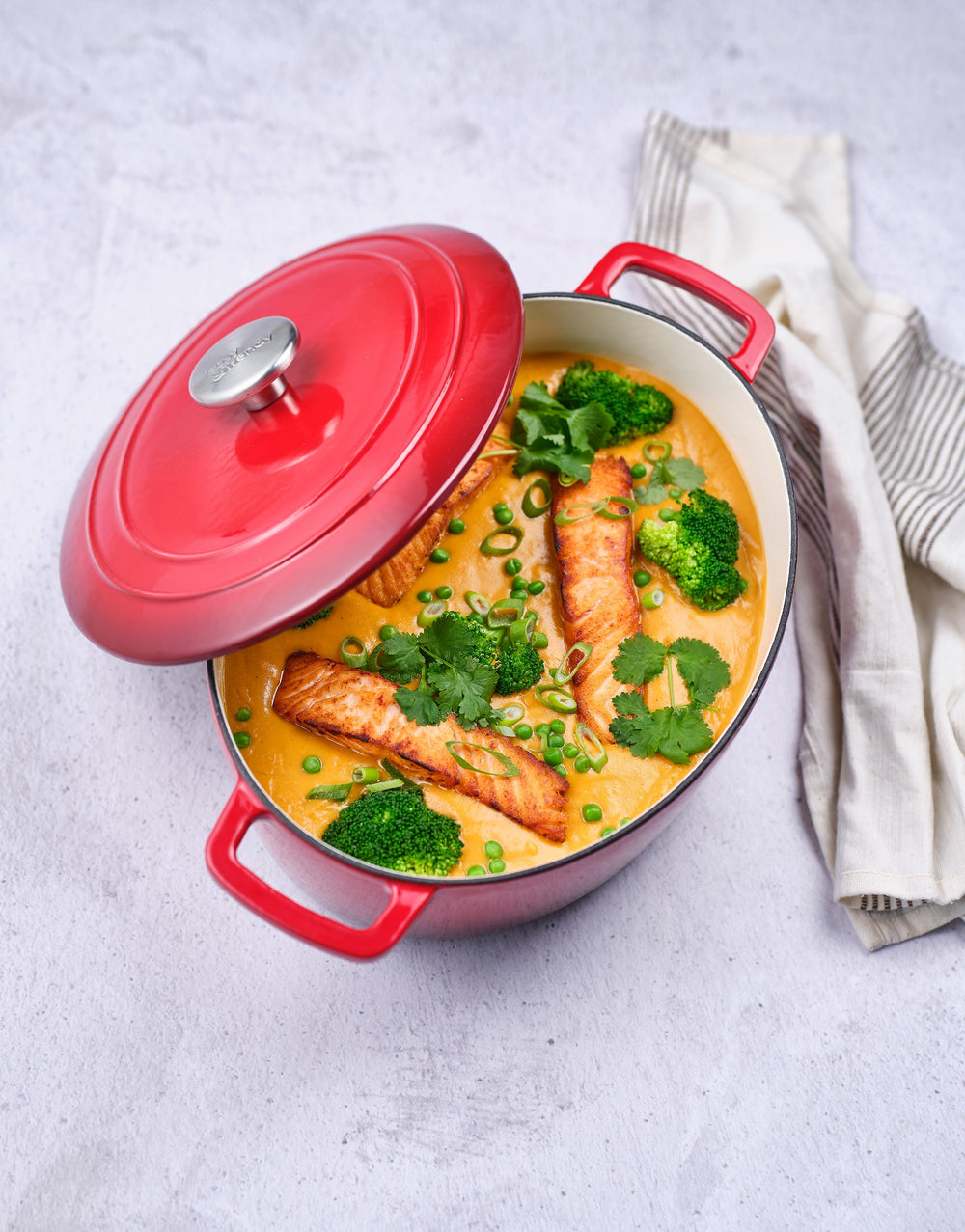 Cosy & Trendy Braadpan met deksel Fontestic Gietijzer Traditional Red Ovaal - 31 x 24 cm / 6 Liter - sfeerbeeld 1
