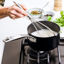 GreenPan Steelpan met 2 Schenktuiten Copenhagen Zwart ø 16 cm / 1.6 Liter - sfeerbeeld 3