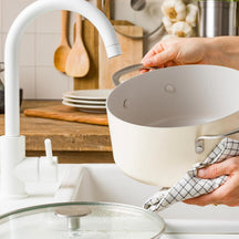KitchenAid Kookpan Aluminium Almond Cream ø 20 cm / 3.1 Liter - sfeerbeeld 4