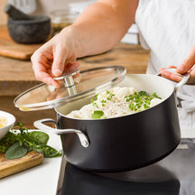 KitchenAid Kookpan Aluminium Mat Zwart ø 24 cm / 4.9 Liter - sfeerbeeld 3