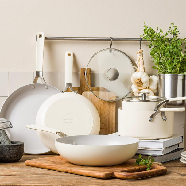 KitchenAid Topfset Aluminium Almond Cream 4-teilig - Bratpfannen ø 24 & 28 cm, Kochtöpfe ø 20 & 24 cm - keramische Antihaftbeschichtung