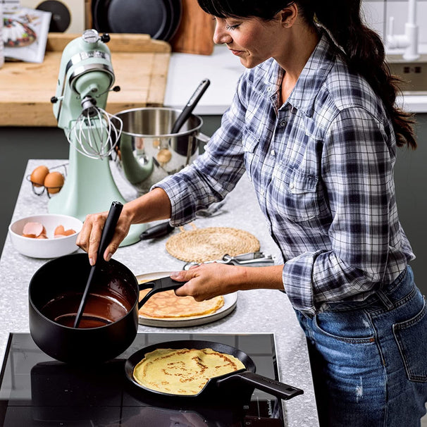 KitchenAid Stielkasserolle Classic Forged Schwarz ø 16 cm / 1,5 Liter - keramische Antihaftbeschichtung