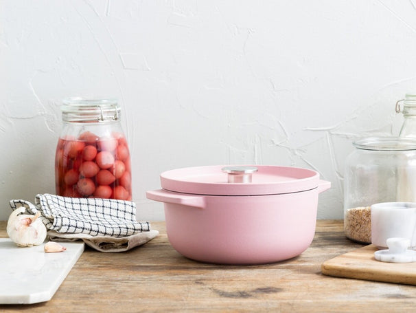 KitchenAid Bräter Gusseisen Dried Rose ø 22 cm / 3,3 Liter - emaillierte Antihaftbeschichtung