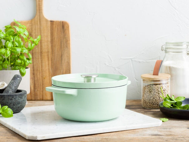 KitchenAid Bräter Gusseisen Pistachio ø 22 cm / 3,3 Liter - emaillierte Antihaftbeschichtung
