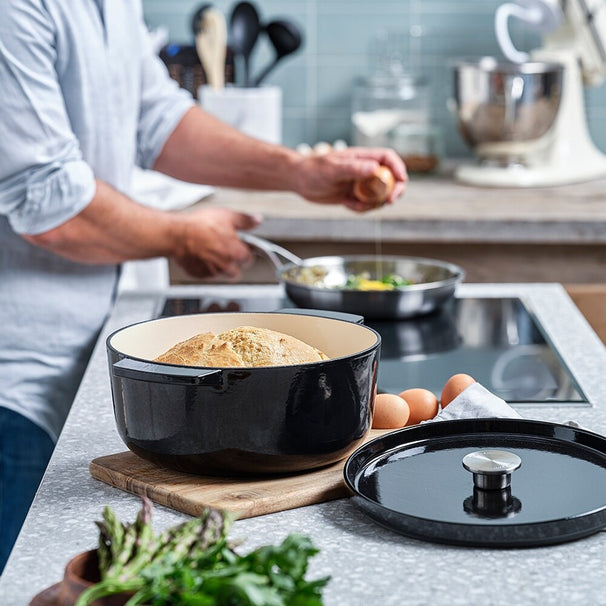 KitchenAid Bräter Gusseisen Onyx Black ø 26 cm / 5,2 Liter - emaillierte Antihaftbeschichtung