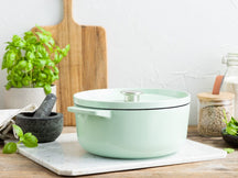 KitchenAid Braadpan Gietijzer Pistachio ø 26 cm / 5.2 Liter - sfeerbeeld 1