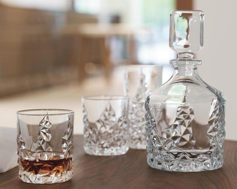 Nachtmann Whiskey Set Sculpture 3-delig - Karaf 750 ml & 2 Whiskeyglazen 365 ml - sfeerbeeld 2