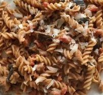 Surimi wird auch als Krabbenimitat bezeichnet und besteht hauptsächlich aus weißem Fisch. Wenn man Surimi mit Pasta kombiniert und unter anderem eine Chilischote, Zitrone und Petersilie hinzufügt, bekommt das Gericht viel Geschmack! Alles in allem ist es ein schnelles, einfaches und mega leckeres Rezept.
