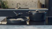 Alva Tagine - Nori - Gusseisen ø 28 cm - 3 Liter - emaillierte Antihaftbeschichtung + Gratis Ledergriffe