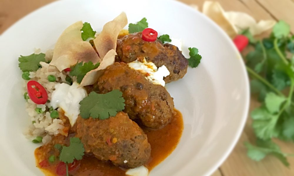 Saftige Hackfleischbällchen in einer cremigen Kokos-Currysauce mit Kardamomreis