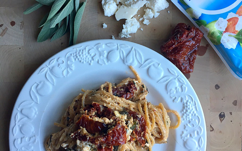 In Windeseile fertig: cremige Pastasauce mit Salbei, sonnengetrockneten Tomaten und Weißkäse